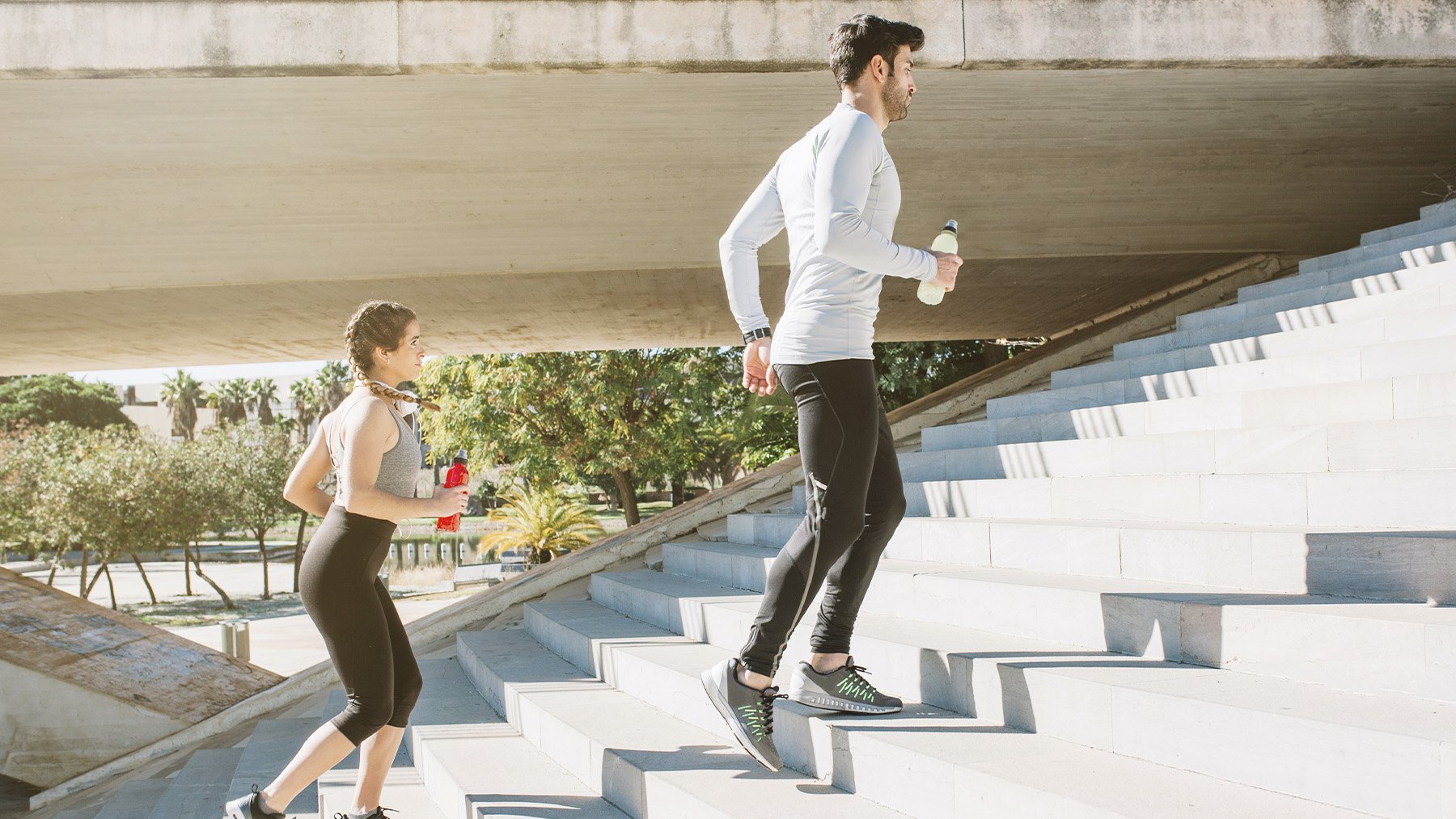 Un hombre y una mujer subiendo las escaleras. Foto: Freepik.