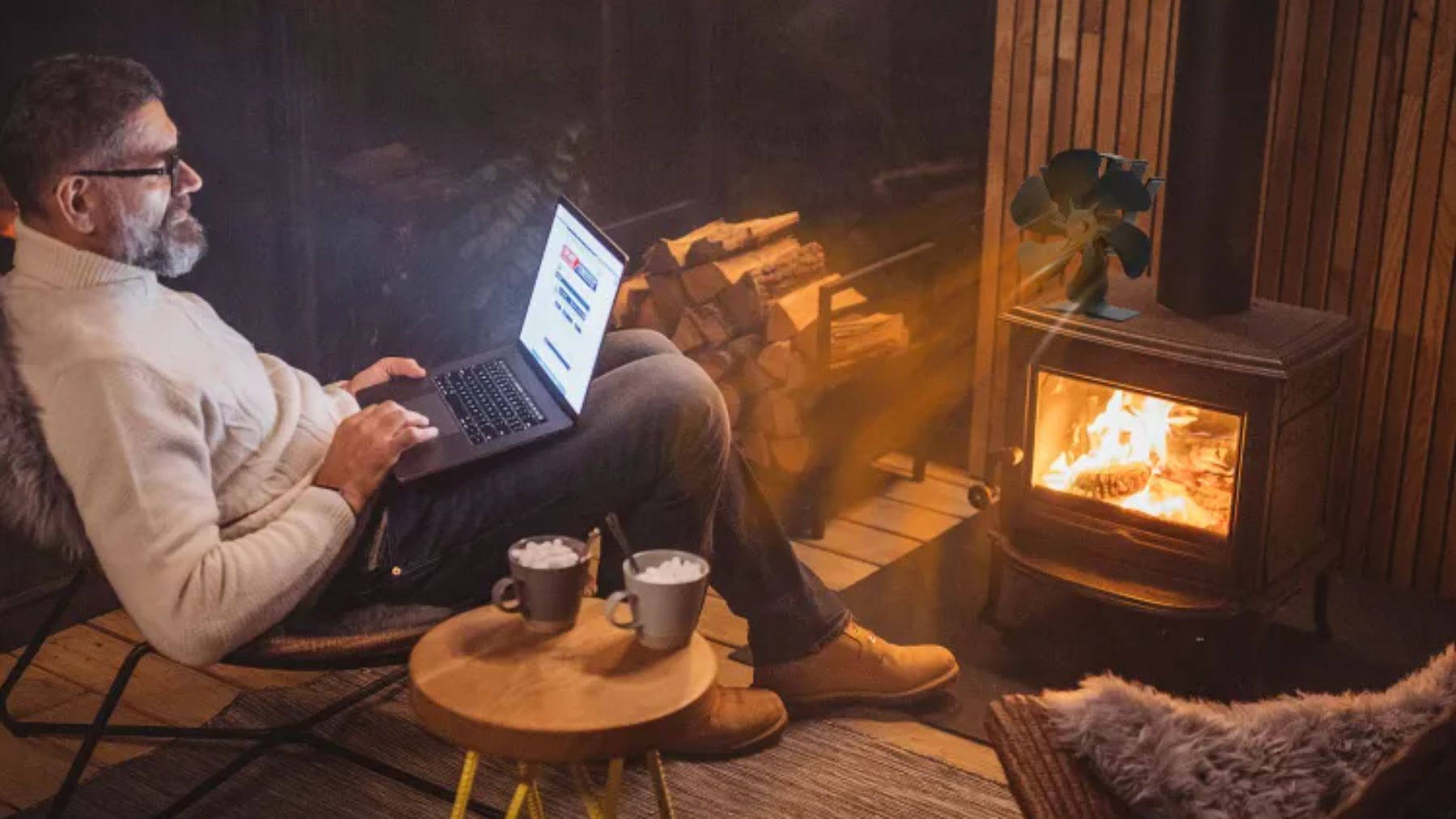 Hombre frente a chimenea con ventilador.