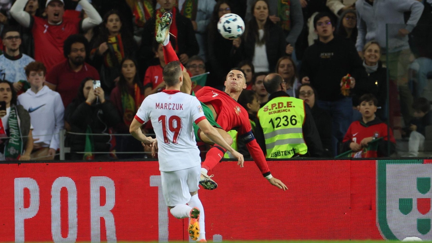 Cristiano Ronaldo, en el momento de su chilena en el Portugal – Polonia. (EFE)