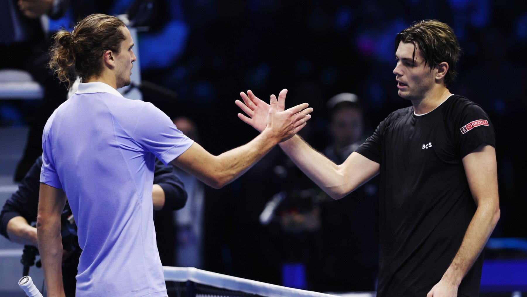 Fritz saluda a Zverev tras el partido de semifinales de las ATP Finals. (Getty)