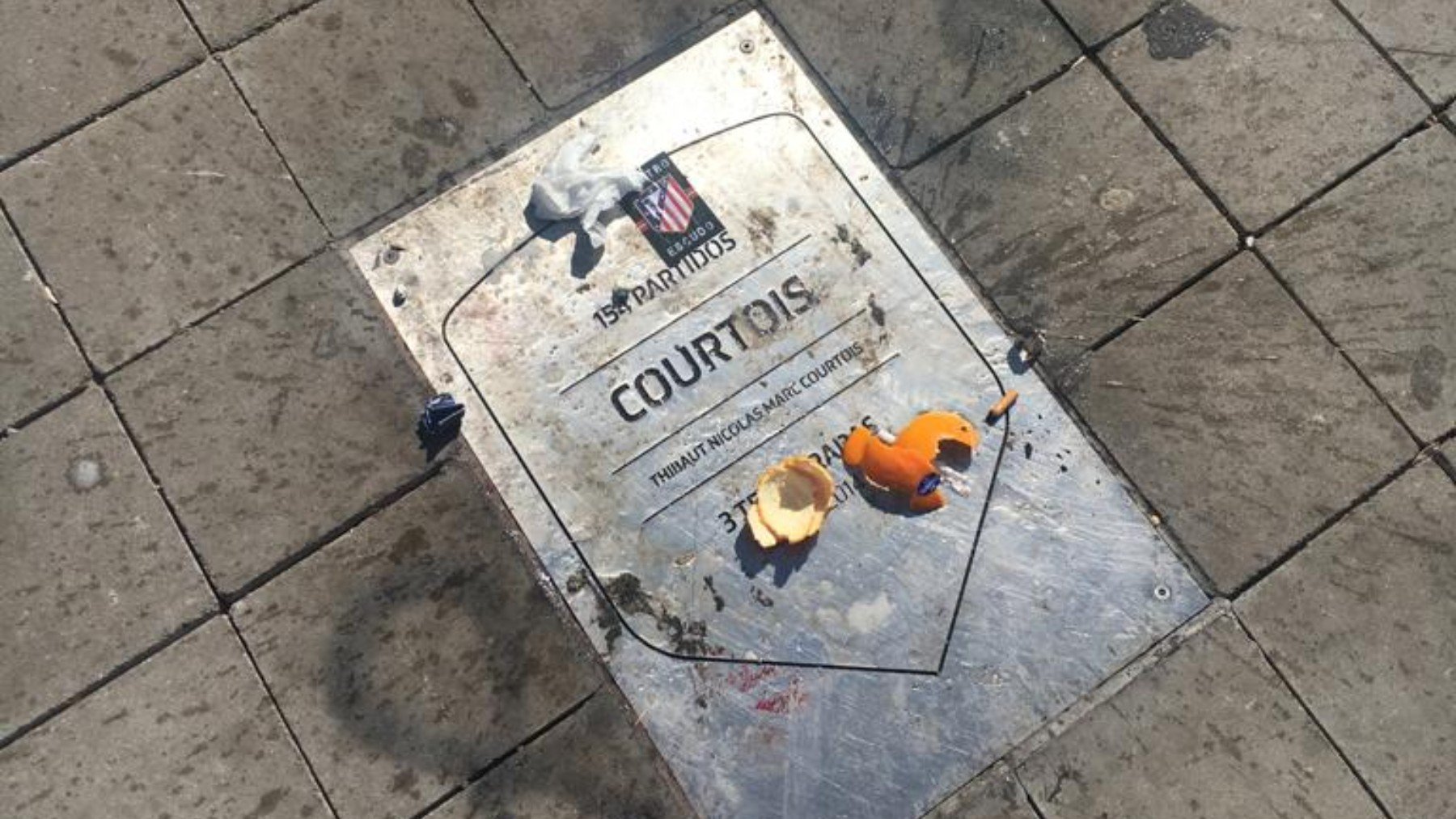 Imagen de la placa de Courtois vandalizada.