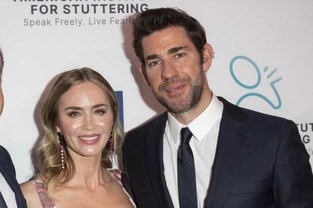 John Krasinski con su mujer en un evento