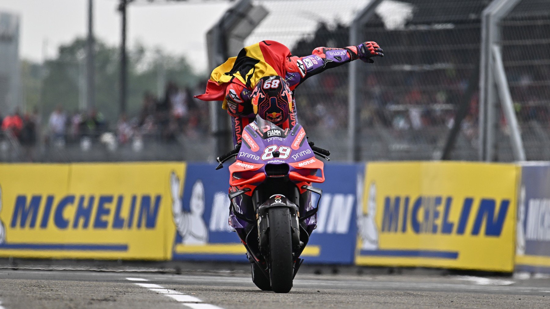 Jorge Martín celebra su victoria en Le Mans con la bandera de España en su espalda. (EP)