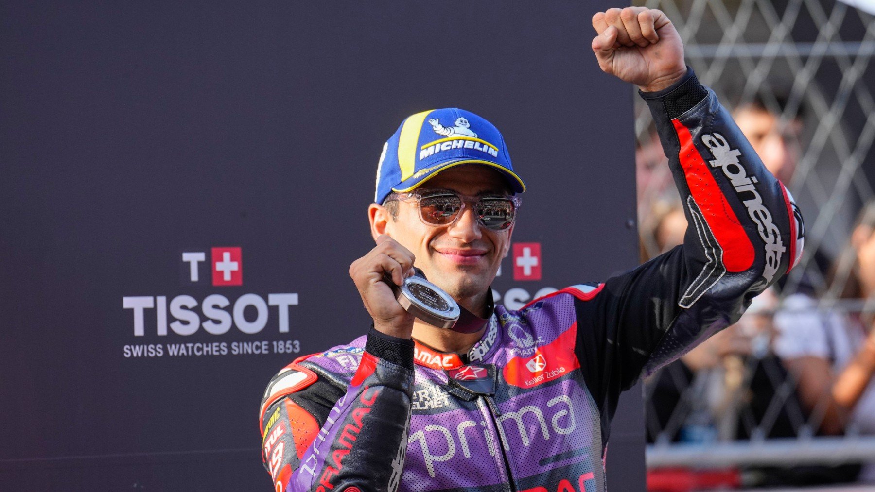 Jorge Martín posa con la medalla del tercer puesto en la sprint de Barcelona. (EFE)