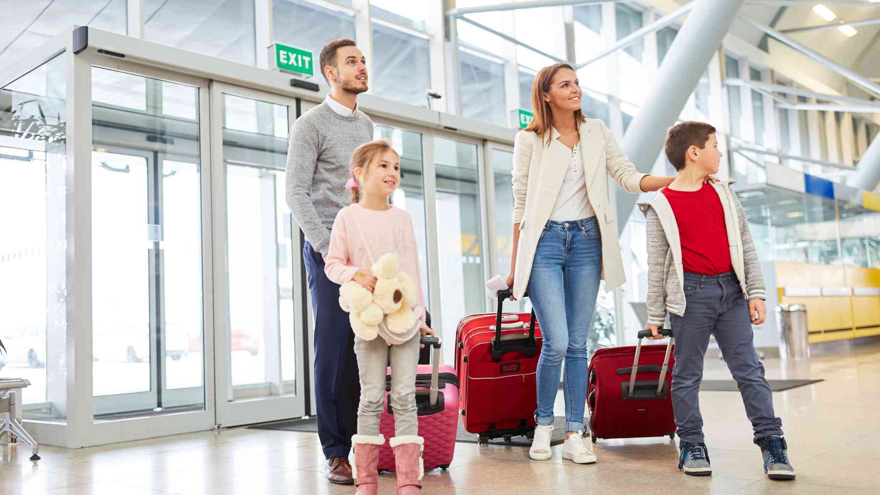 Una familia en el aeropuerto.