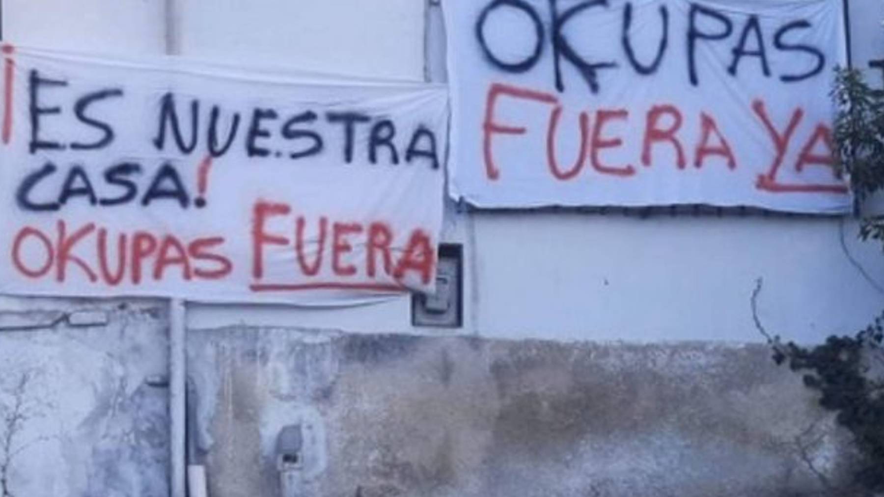 Pancartas contra los okupas.