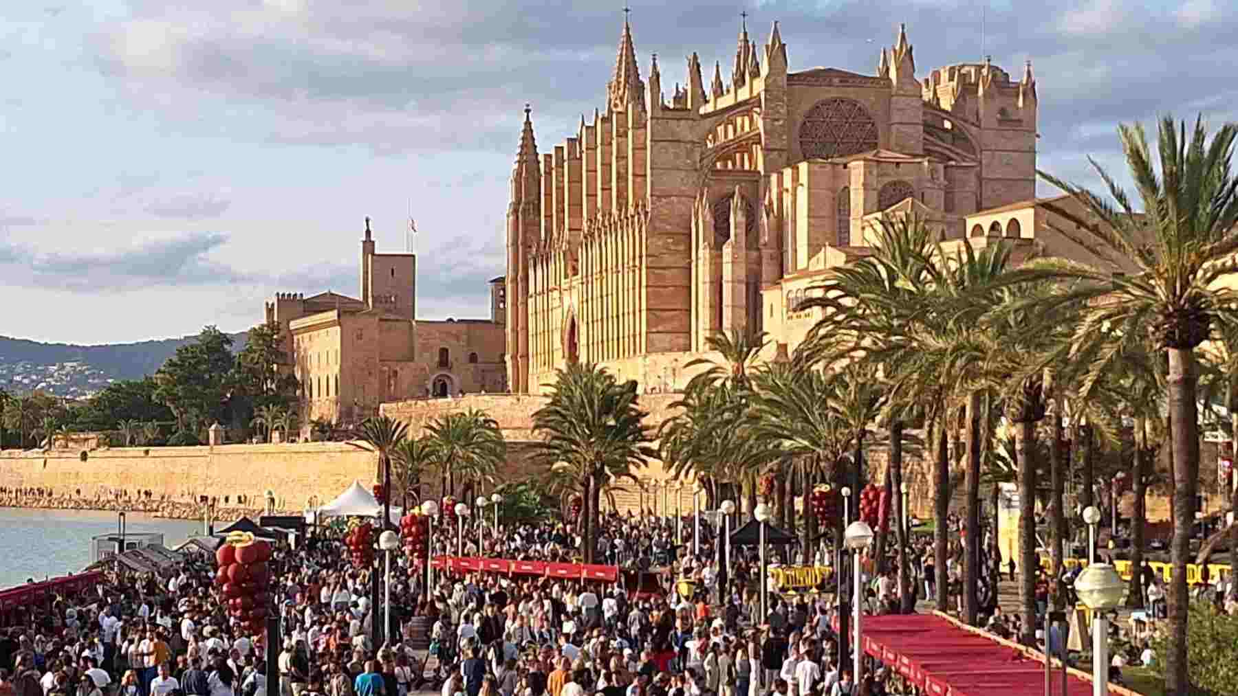 Gran presencia de público en el Raïm Wine Fest en el Parc de la Mar de Palma.