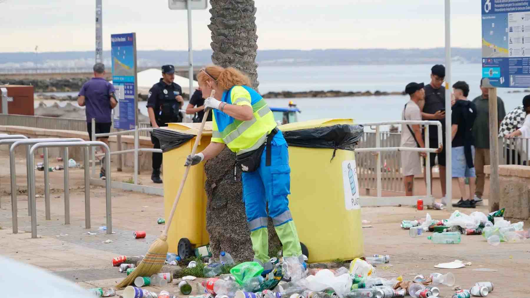 Una operaria de la empresa municipal de basuras de Palma, Emaya.