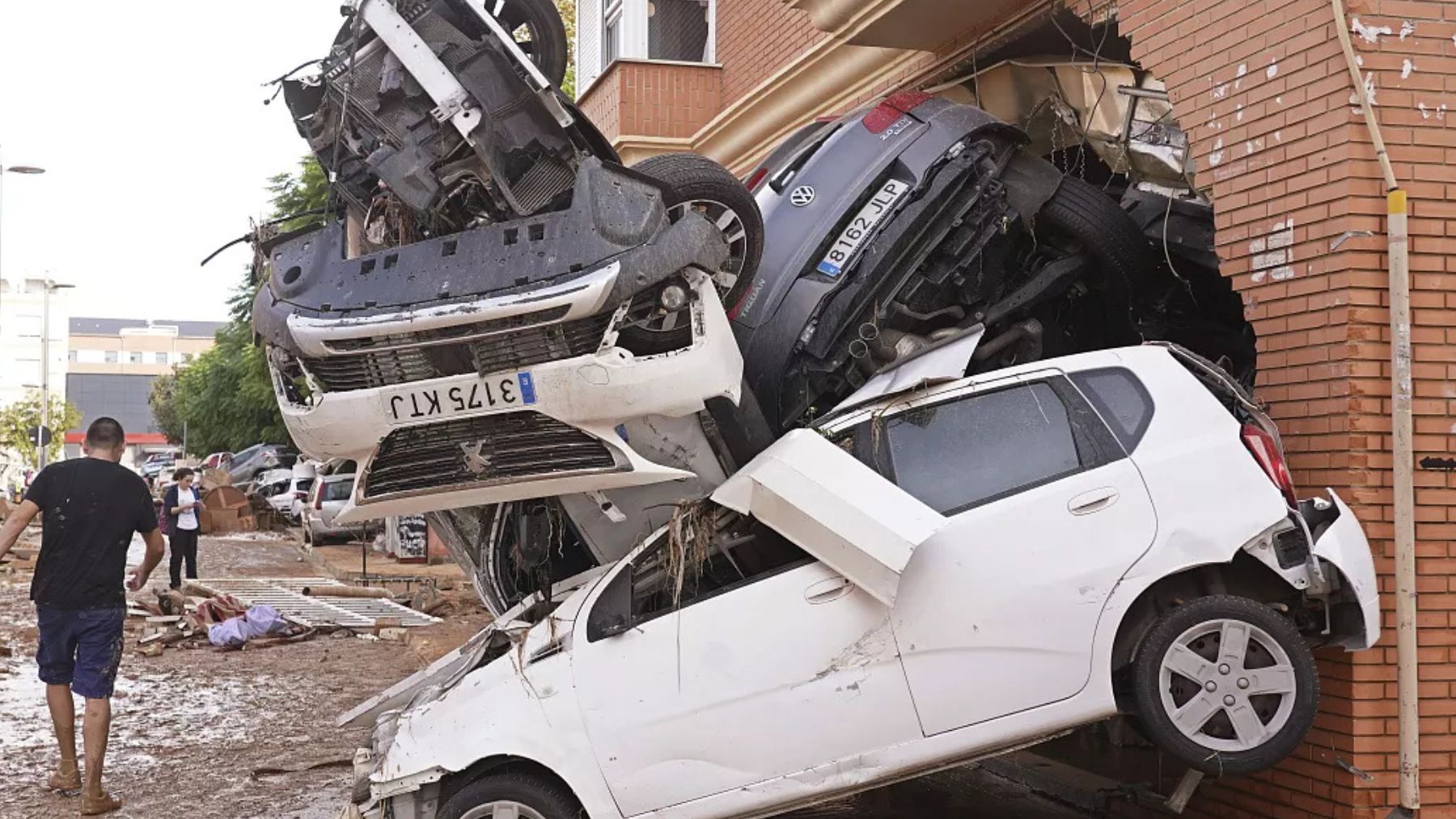 Coches destrozados en Valencia tras la DANA.