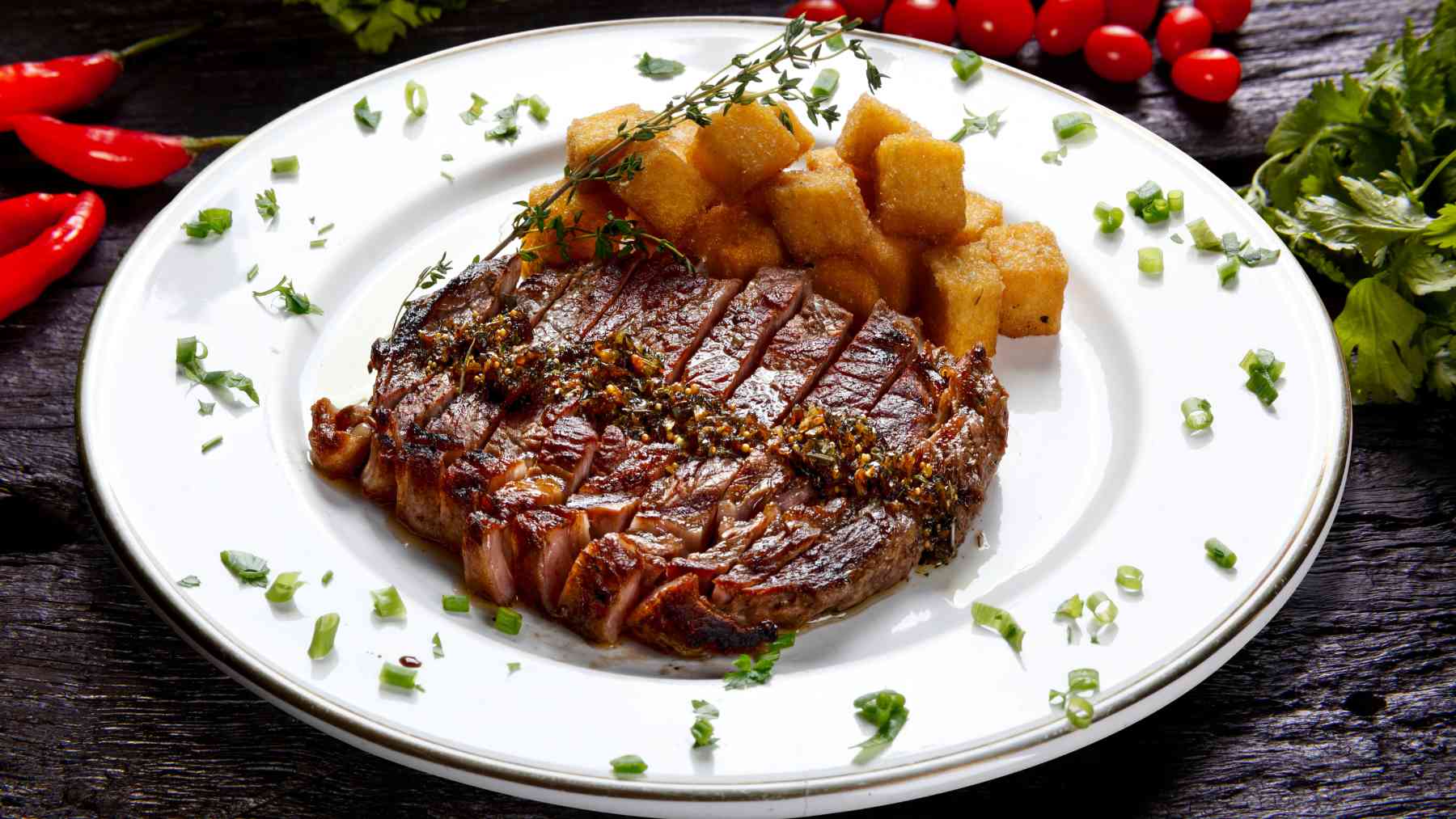 Plato de carne y patatas.