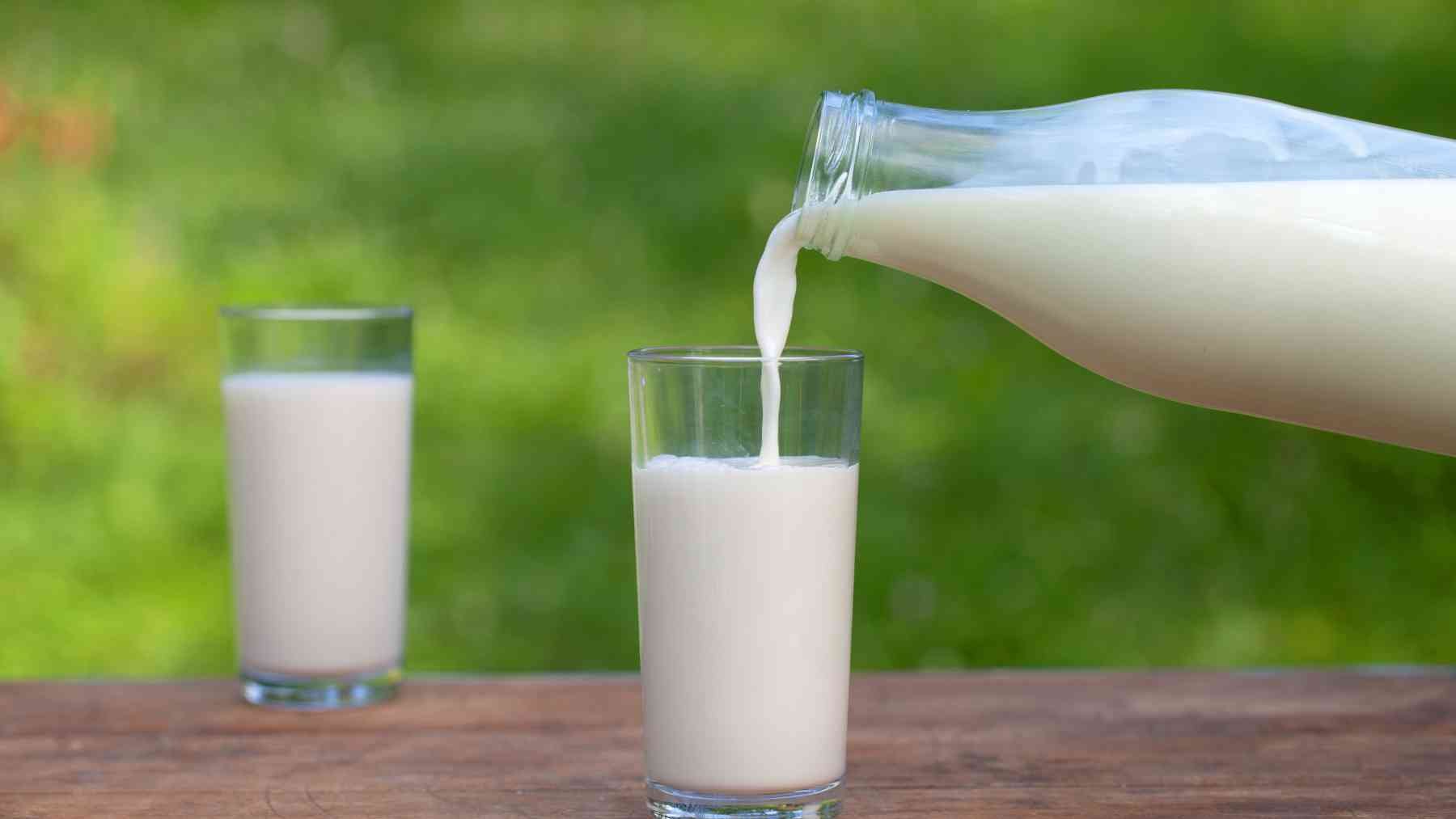 Dos vasos y una botella de leche.