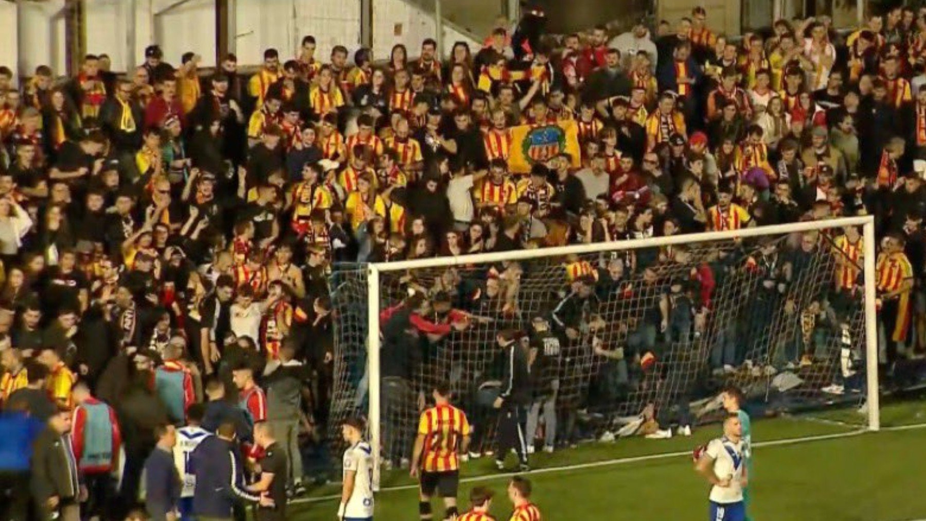 Los aficionados del Sant Andreu, en el suelo tras ceder una valla. (Betevé)