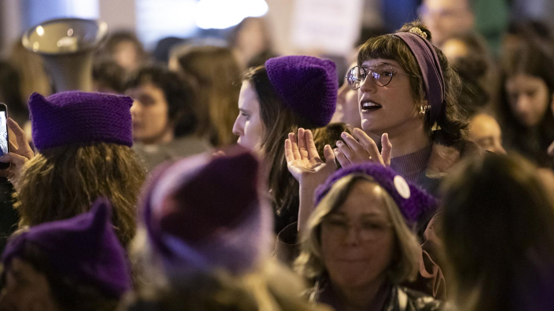 Miles de personas protestan con carteles durante una manifestación encabezada por el Moviment Feminista de Mallorca. (Europa Press)