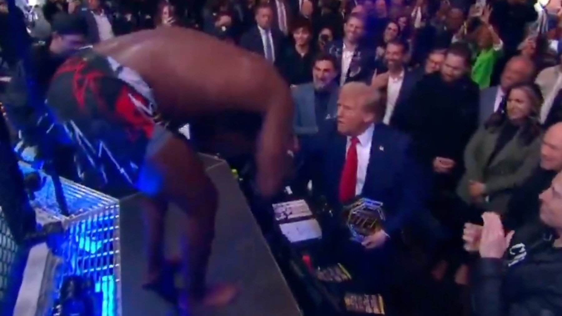 Donald Trump celebra el triunfo de Jon Jones con el cinturón bajo el brazo.