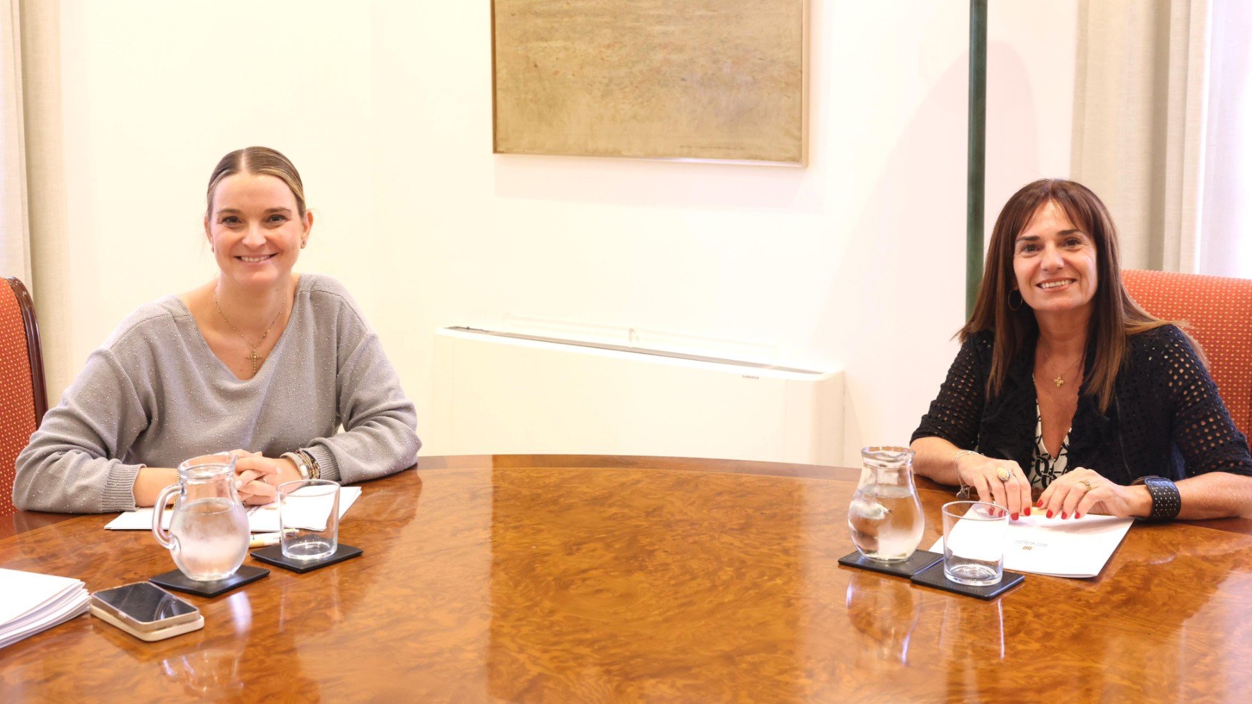 La presidenta del Govern balear, Marga Prohens, y la portavoz de Vox en el Parlament balear, Manuela Cañadas.