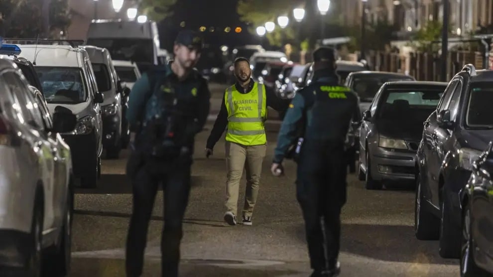 La Guardia Civil acordonó la calle de Pantoja (Toledo) donde hallaron lo cadáveres.