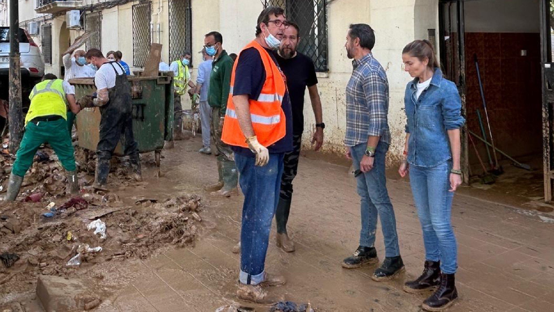 Juan Manuel Badenas y Cecilia Herrero en una pedanía de Valencia afectada por la DANA.