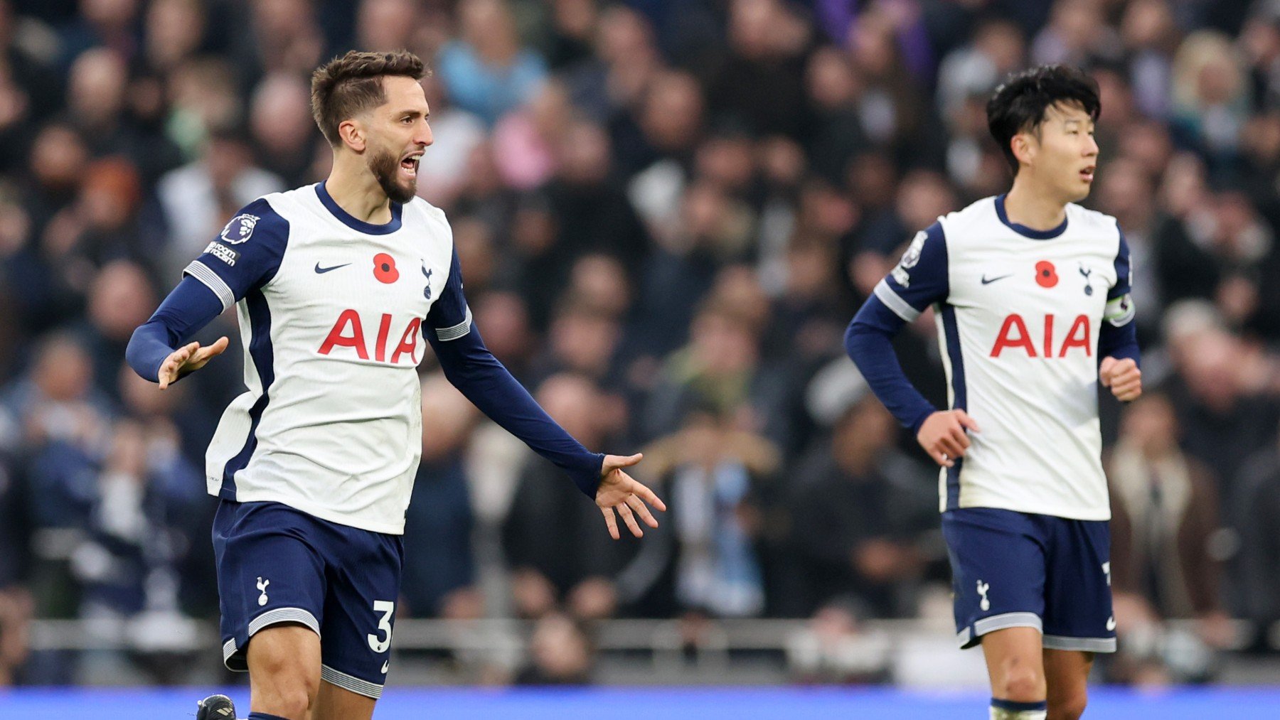 Rodrigo Bentancur y Heung-min Son. (Getty)