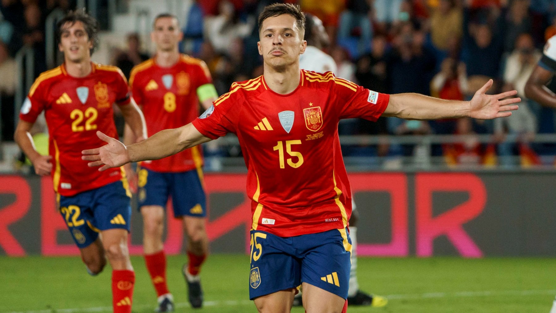 Bryan Zaragoza celebra su gol con España. (EFE)