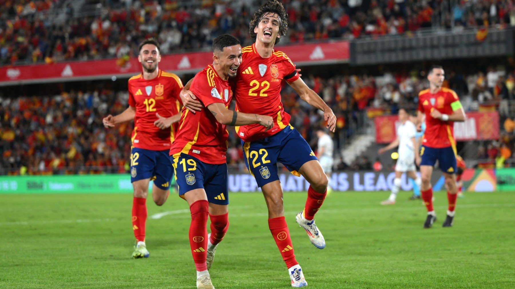 Bryan Gil celebra un gol con España.