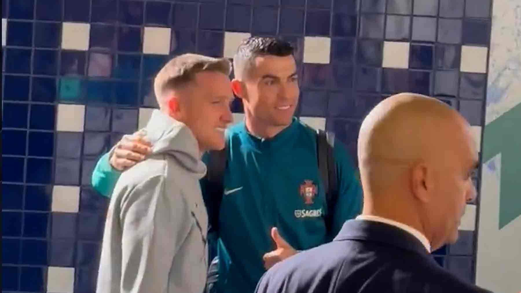 Dos jugadores polacos se tomaron fotografías con Cristiano en Portugal.