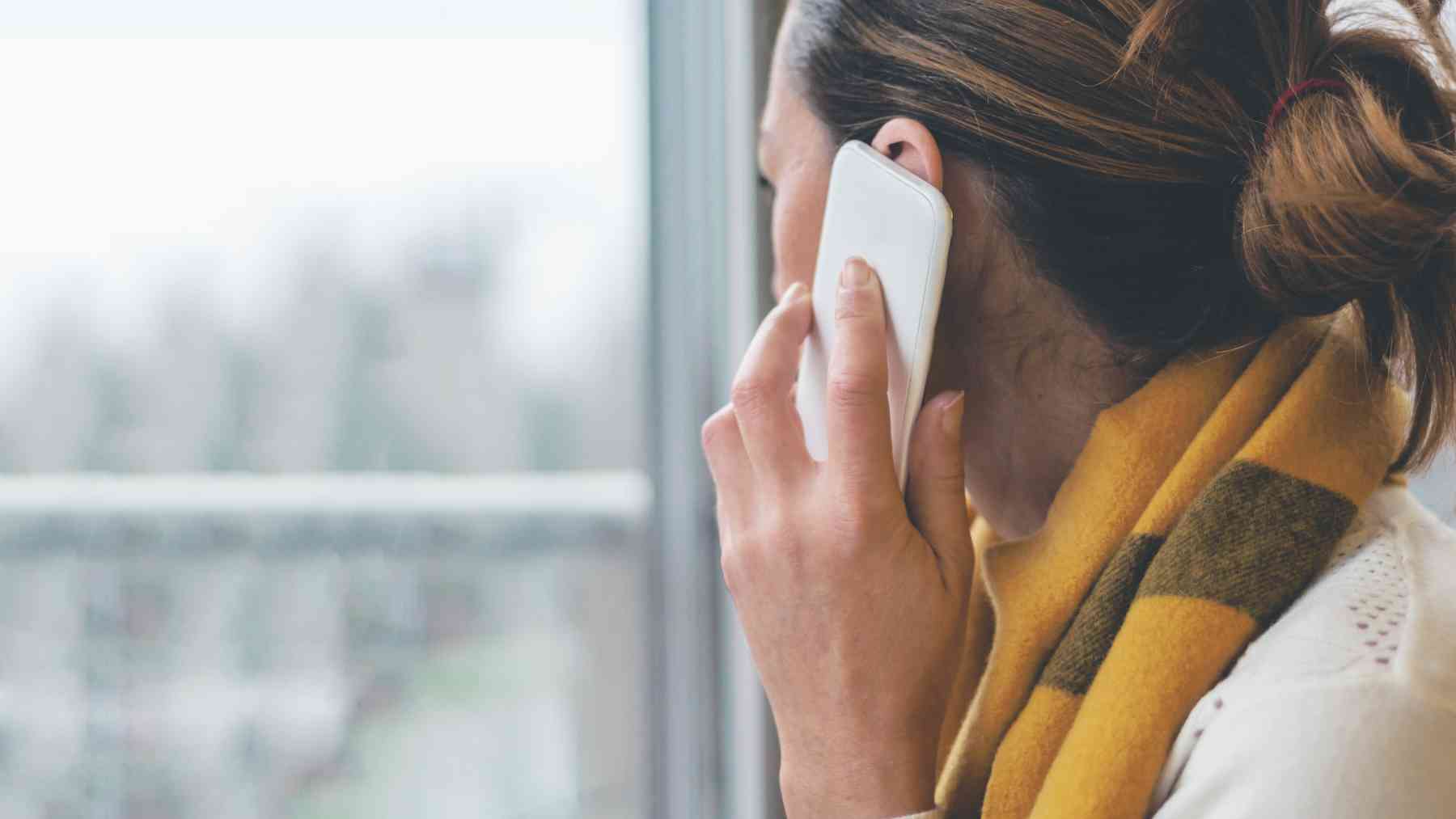 Una mujer hablando por teléfono.