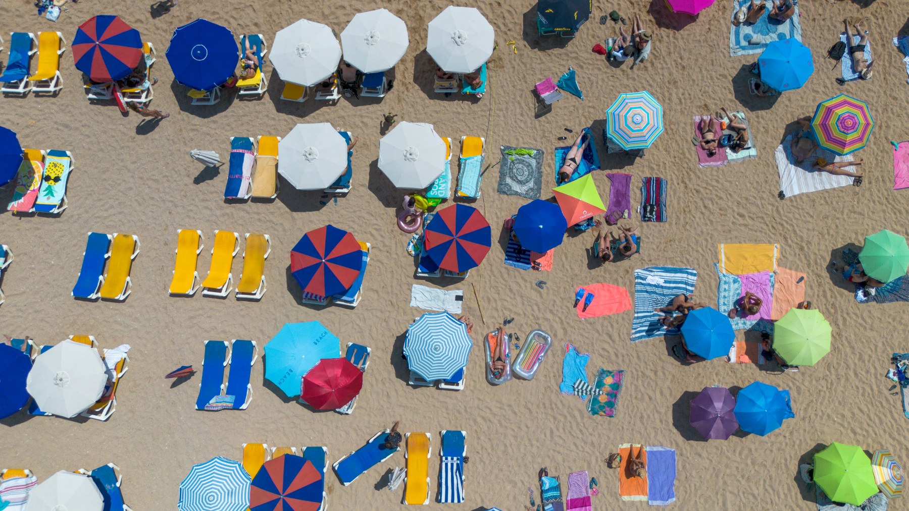 Sombrillas en una playa de Tosa de Mar​ (Gerona), en la Costa Brava. (Foto: EP)
