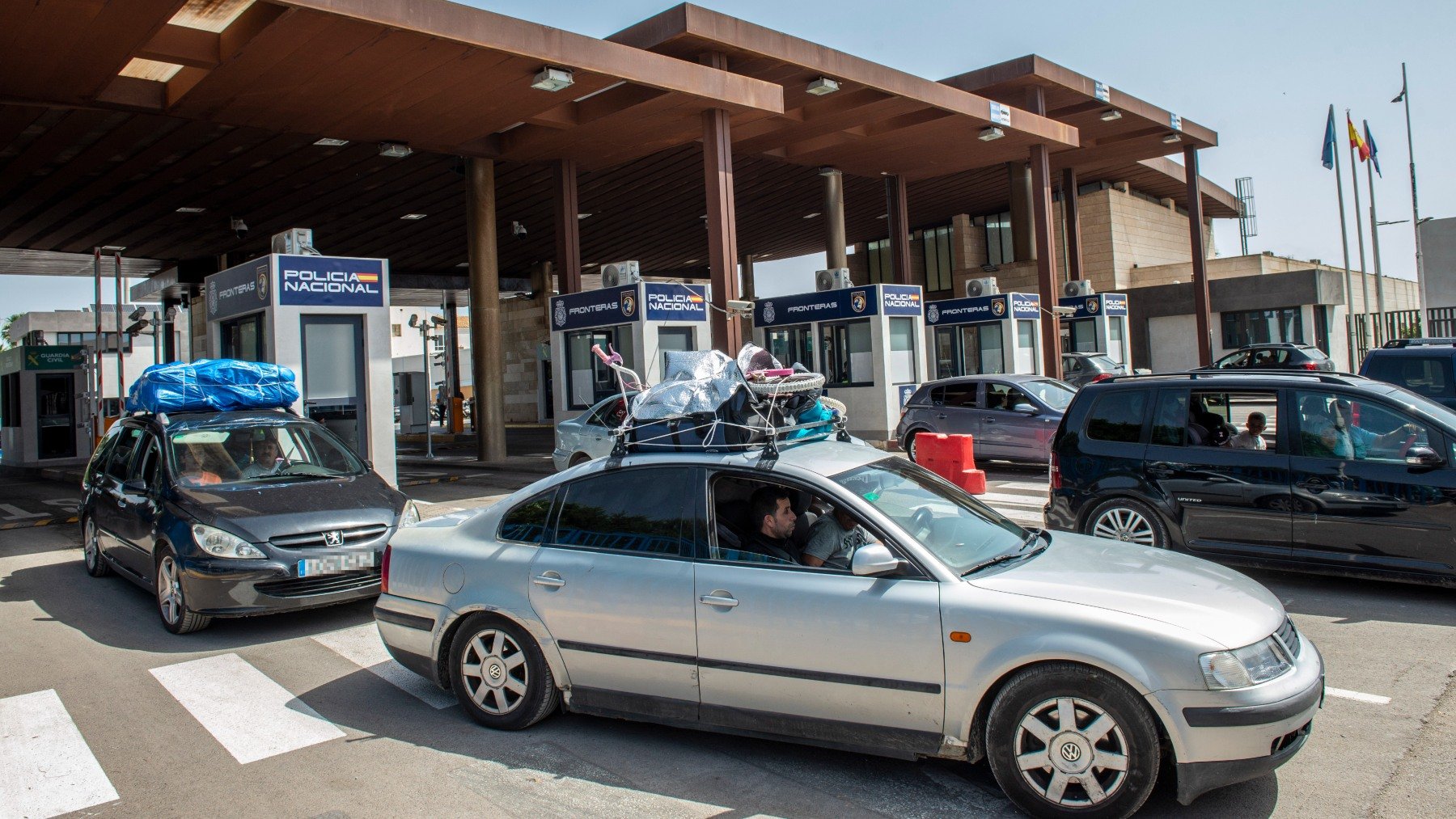 Varios vehículos en el paso de Beni-Enzar, en la frontera de Melilla con Marruecos. (Foto: EP)