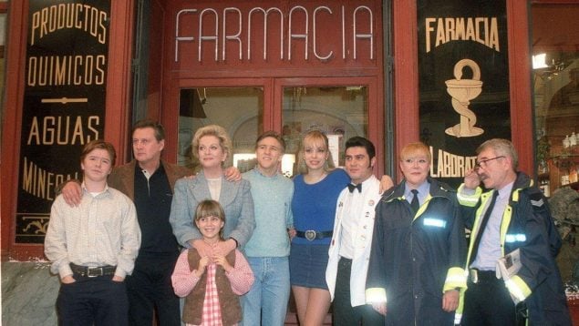 Los actores de 'Farmacia de Guardia' durante un posado