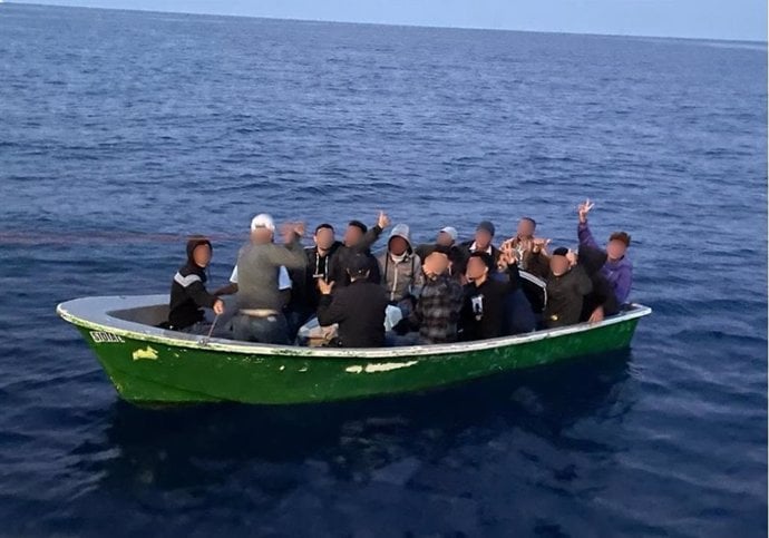 Patera con inmigrantes ilegales a bordo.