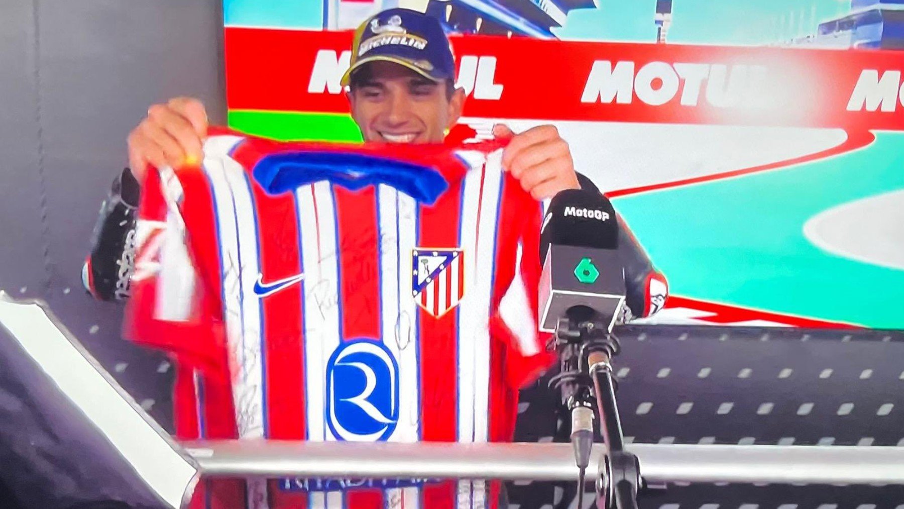 Jorge Martín, mostrando la camiseta firmada del Atlético.