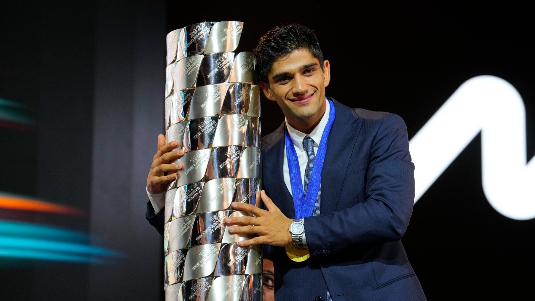 Jorge Martín posa con el título de campeón del mundo de MotoGP. (EFE)