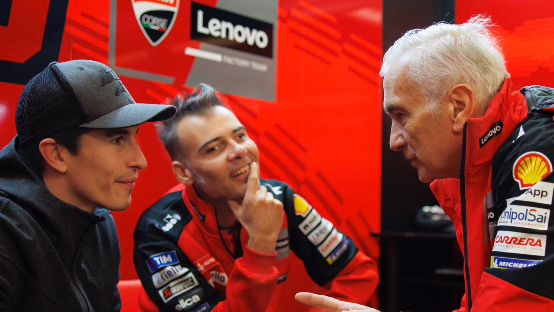 Marc Márquez junto a Davide Tardozzi y Marco Rigamonti en el box de Ducati. (DAZN)