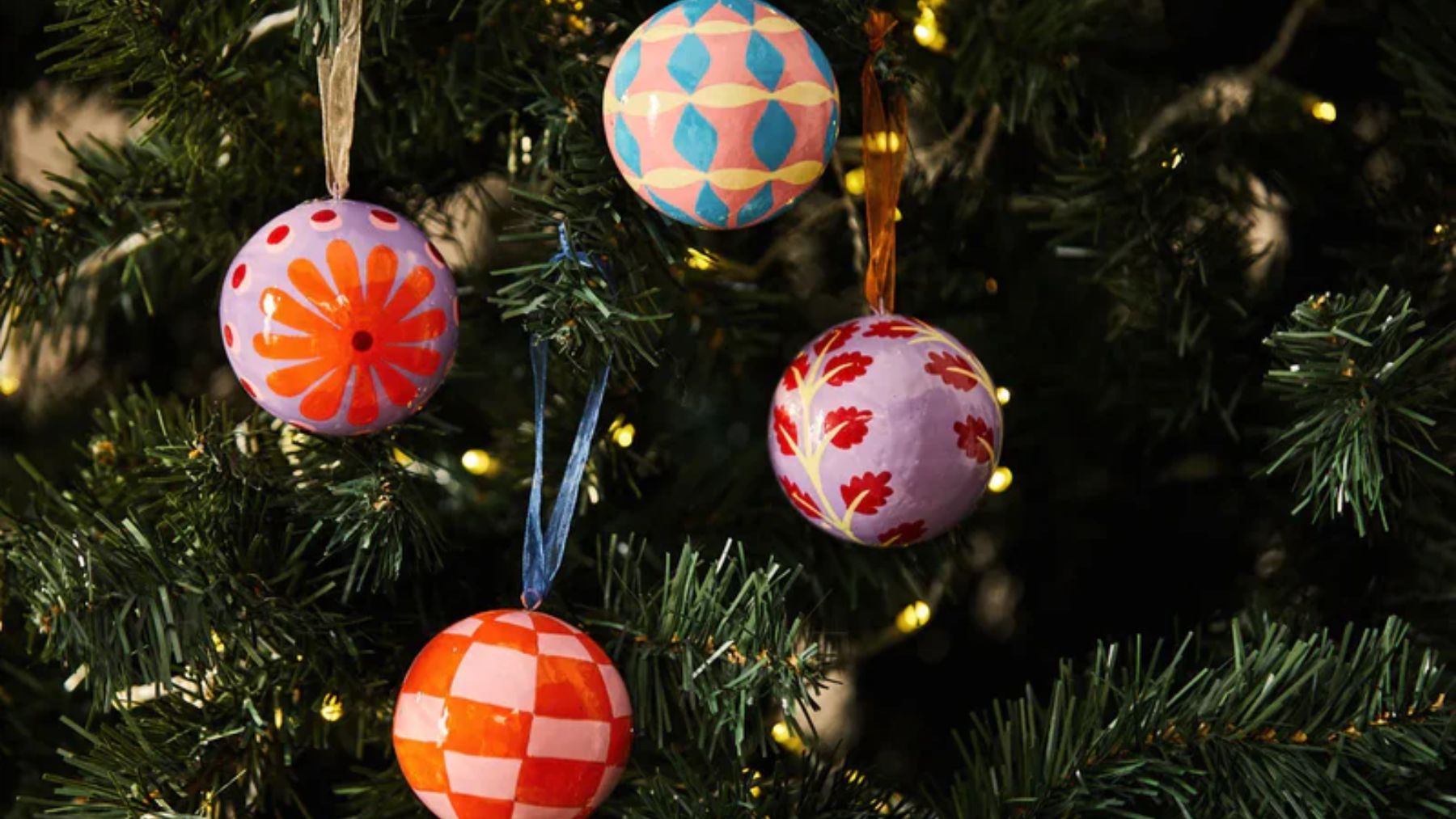 Bolas de Calma House en un árbol de Navidad.