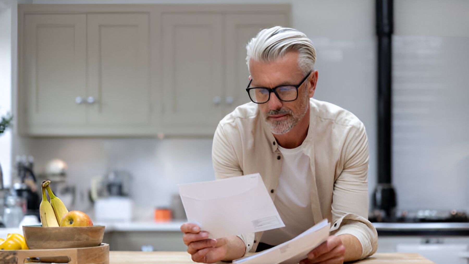 Hombre leyendo carta.