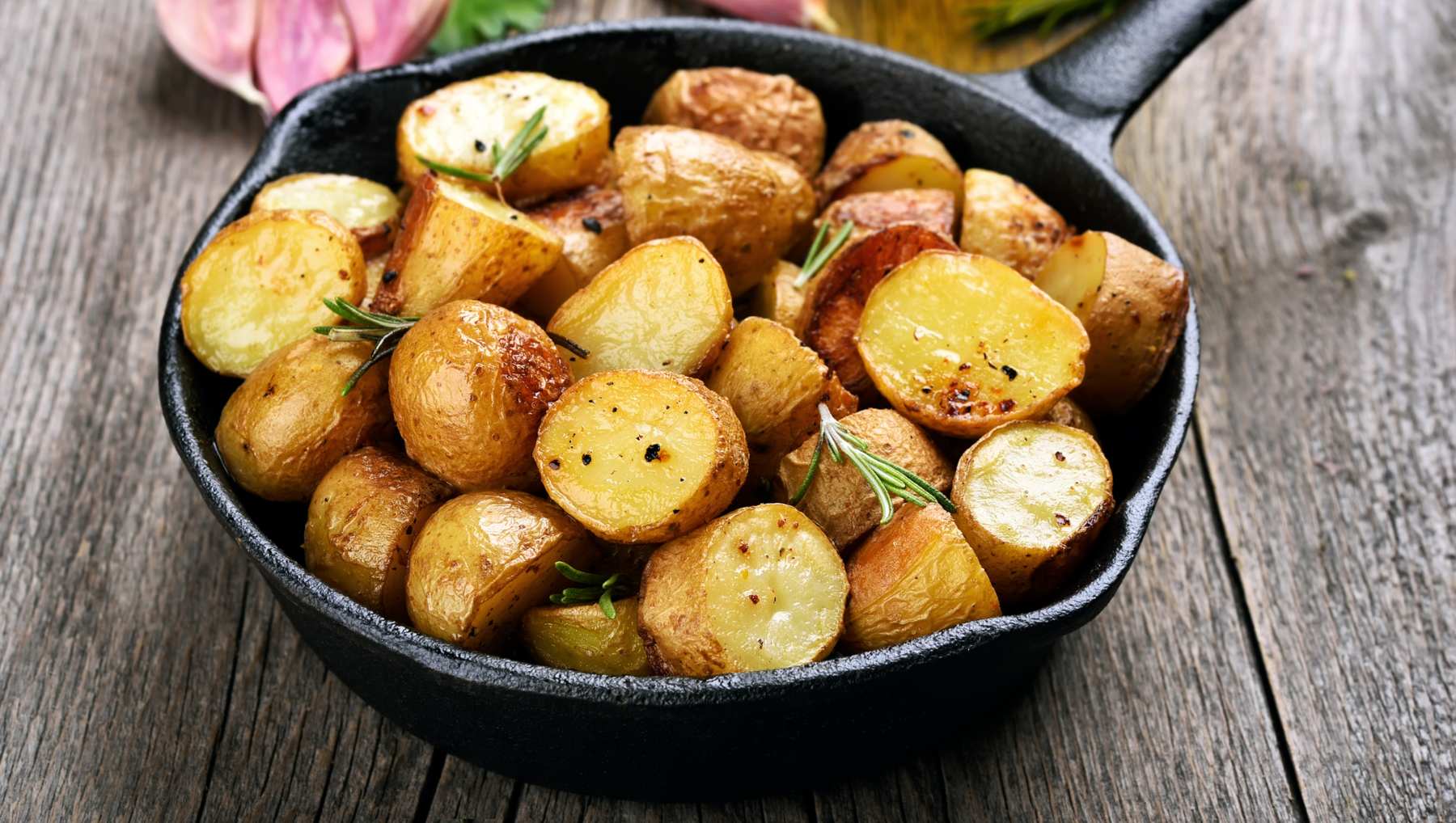 Patatas al horno con hierbas y limón.