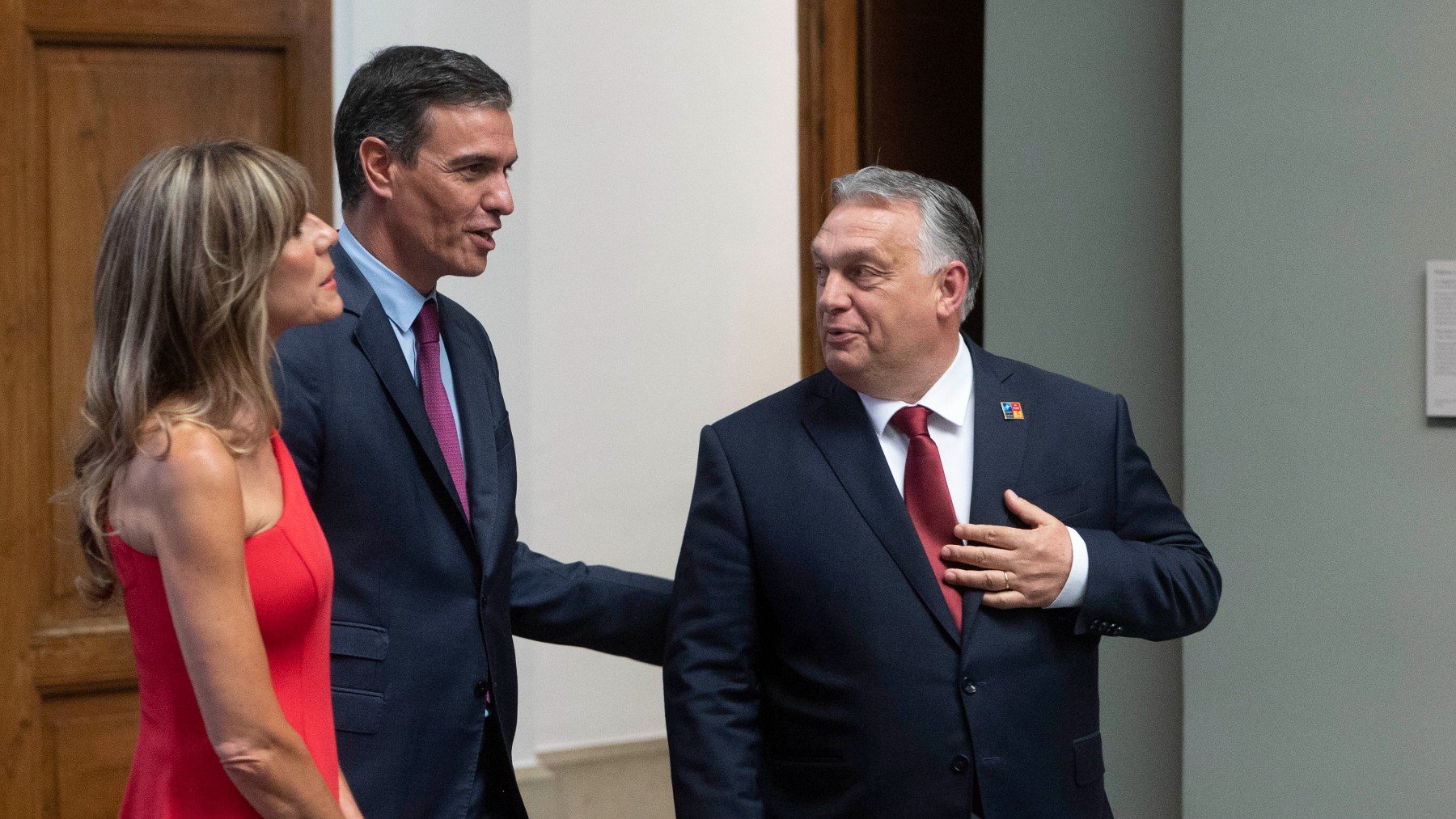 Sánchez y su mujer con Viktor Orbán. (Foto: EP)