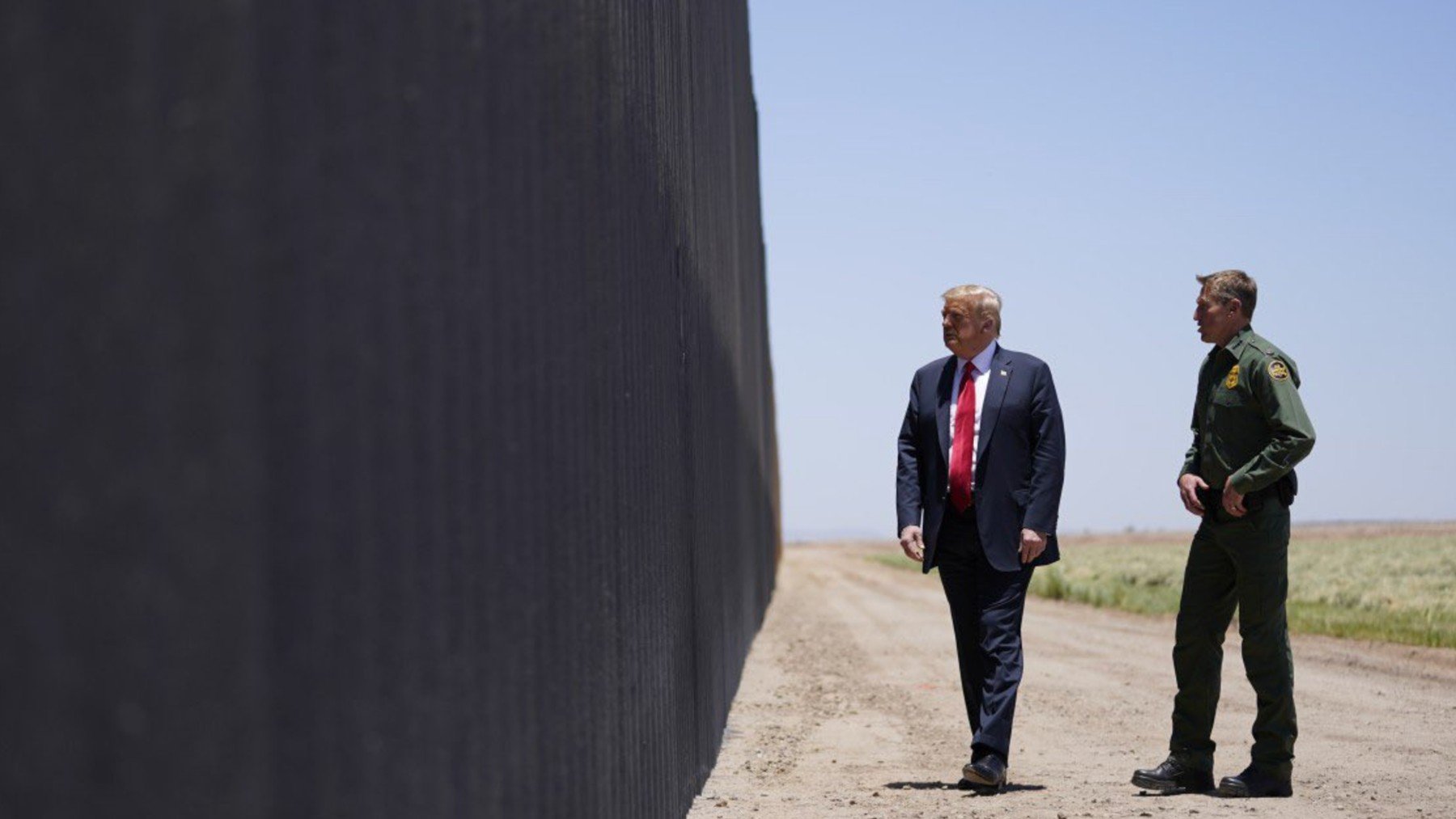 Trump durante una visita para ver el muro de la frontera con México.