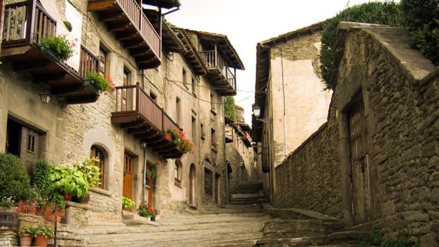 Pueblo antiguo, calles empedradas, Rupit y Pruït