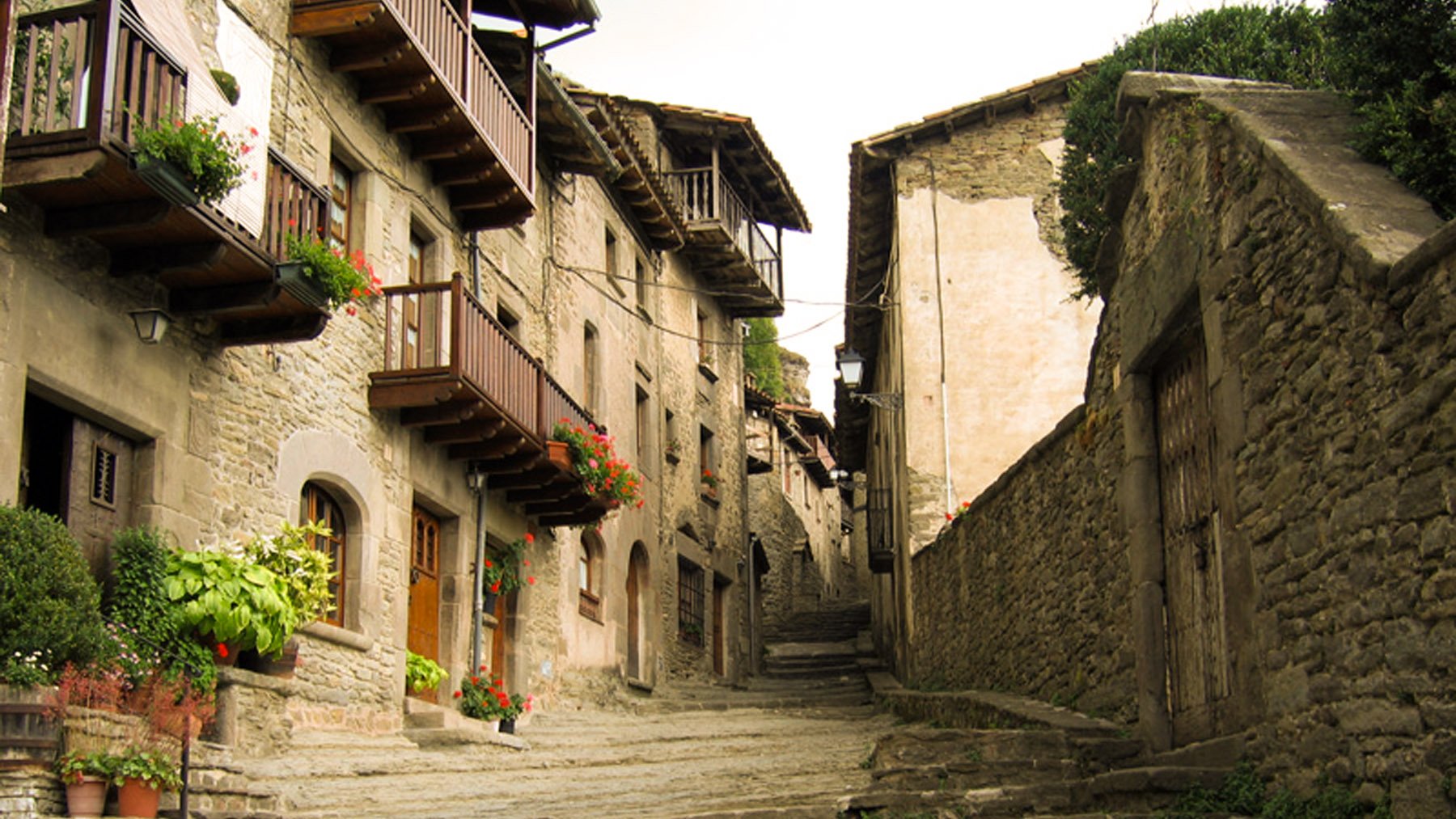 Calle del núcleo antiguo de Rupit. Foto: raul2010 en Wikimedia Commons.