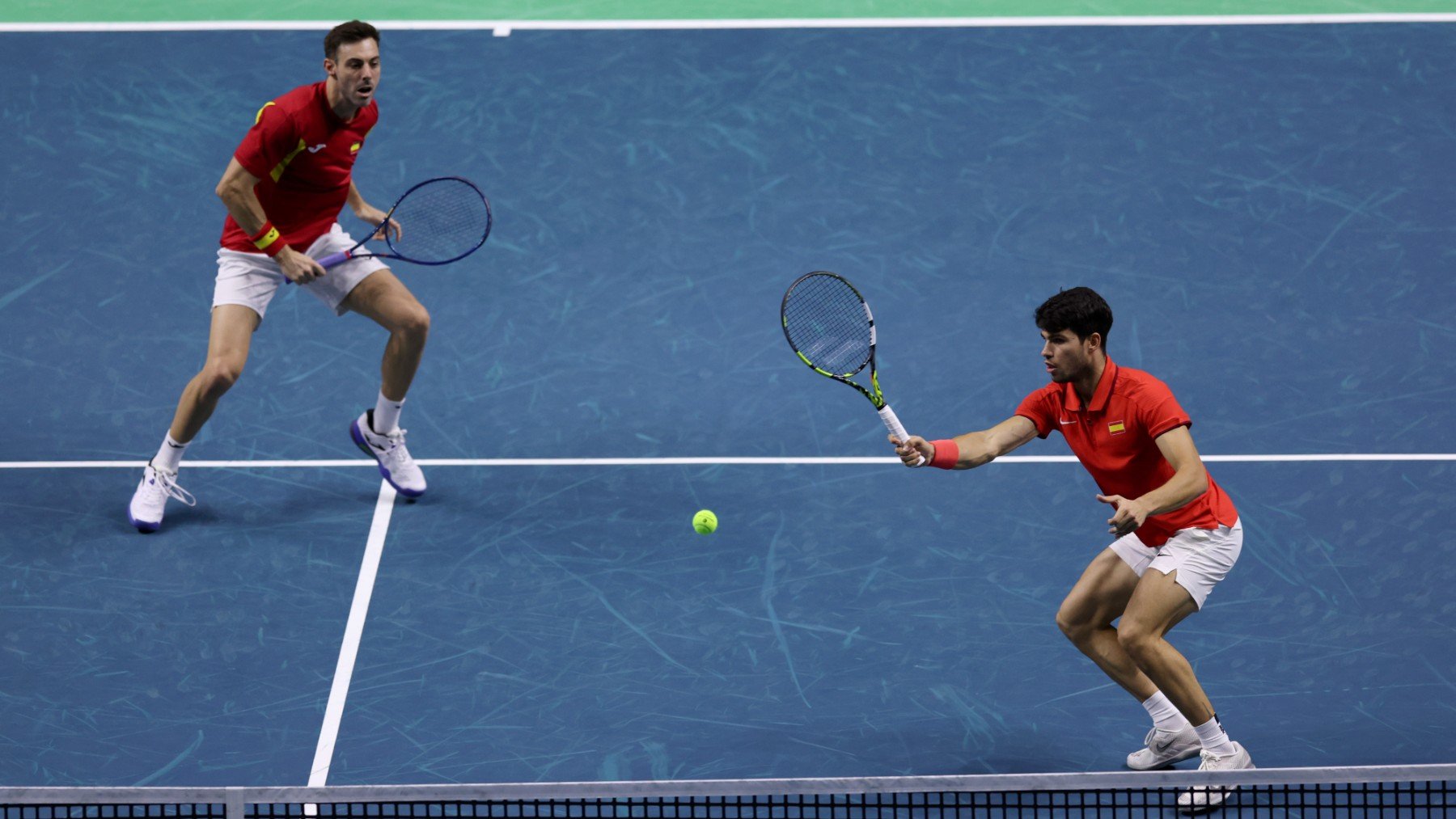 Alcaraz y Granollers, durante el partido de dobles en la Copa Davis. (Getty)