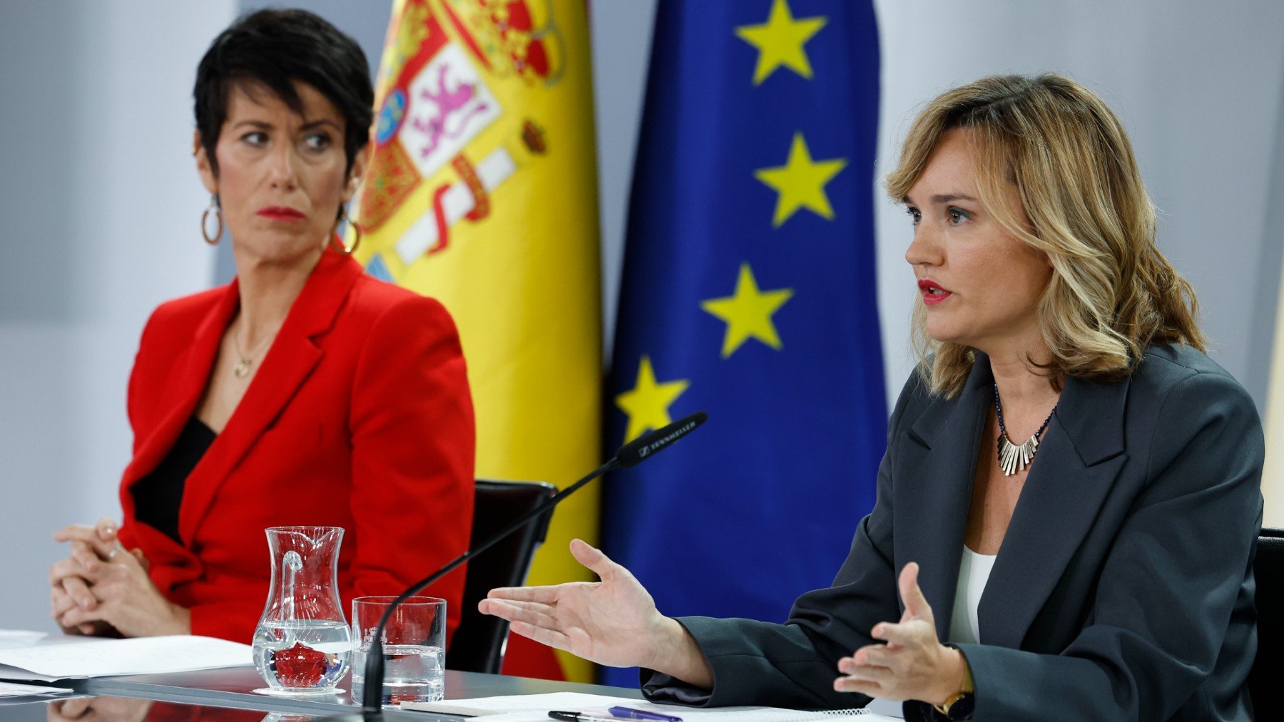 Elma Saiz y Pilar Alegría en la rueda de prensa posterior al Consejo de Ministros.