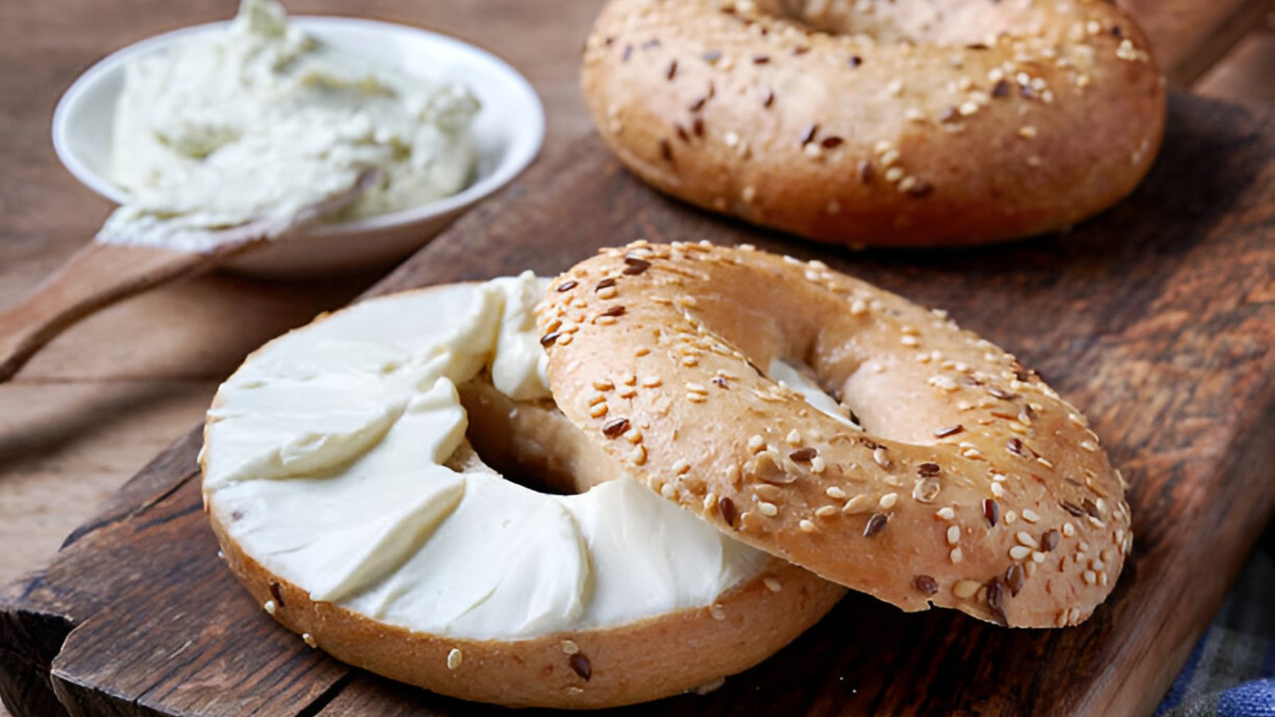 Queso cremoso en un bagel.