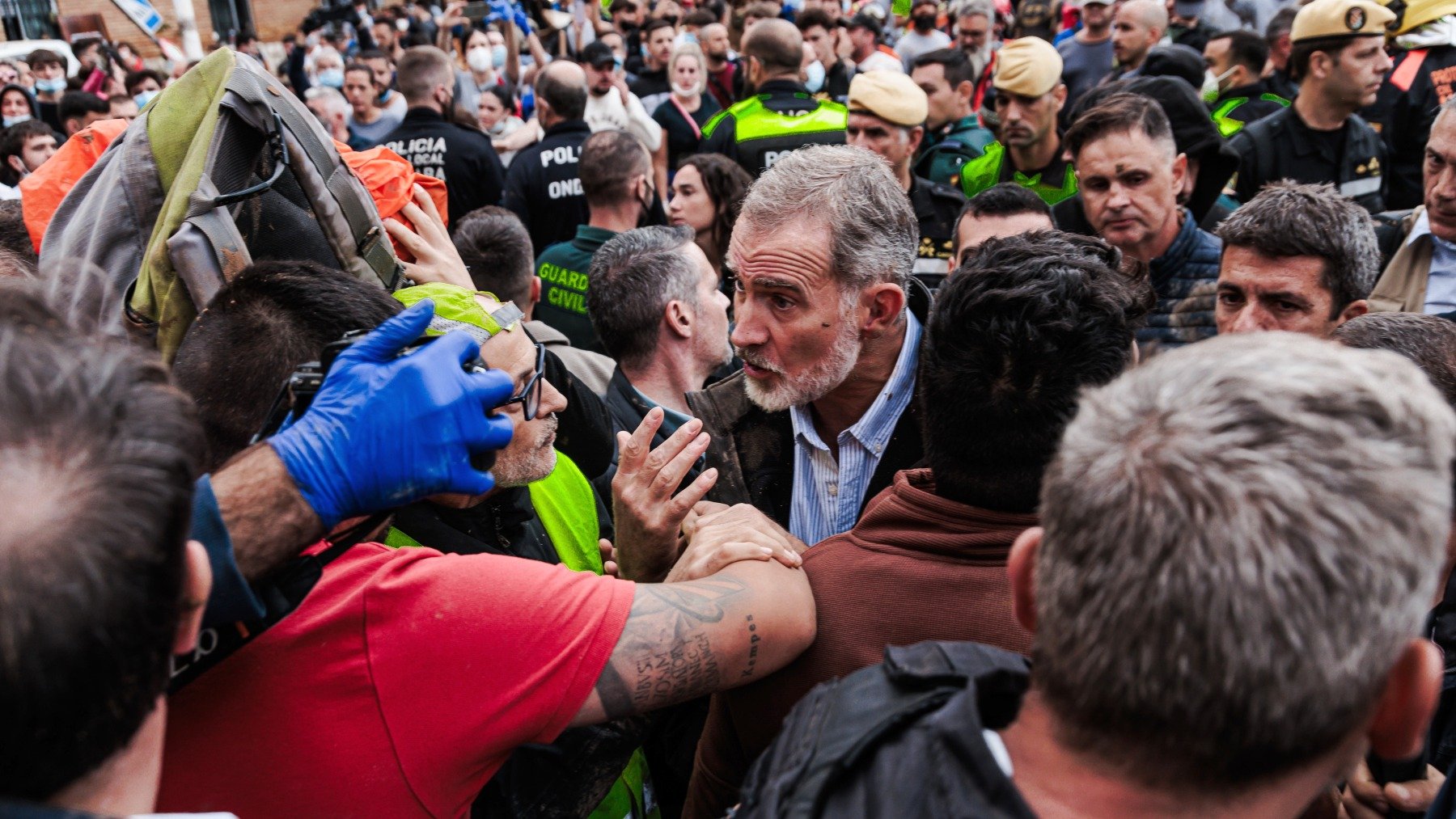 El Rey Felipe VI durante su visita a Paiporta. (Foto: EP)