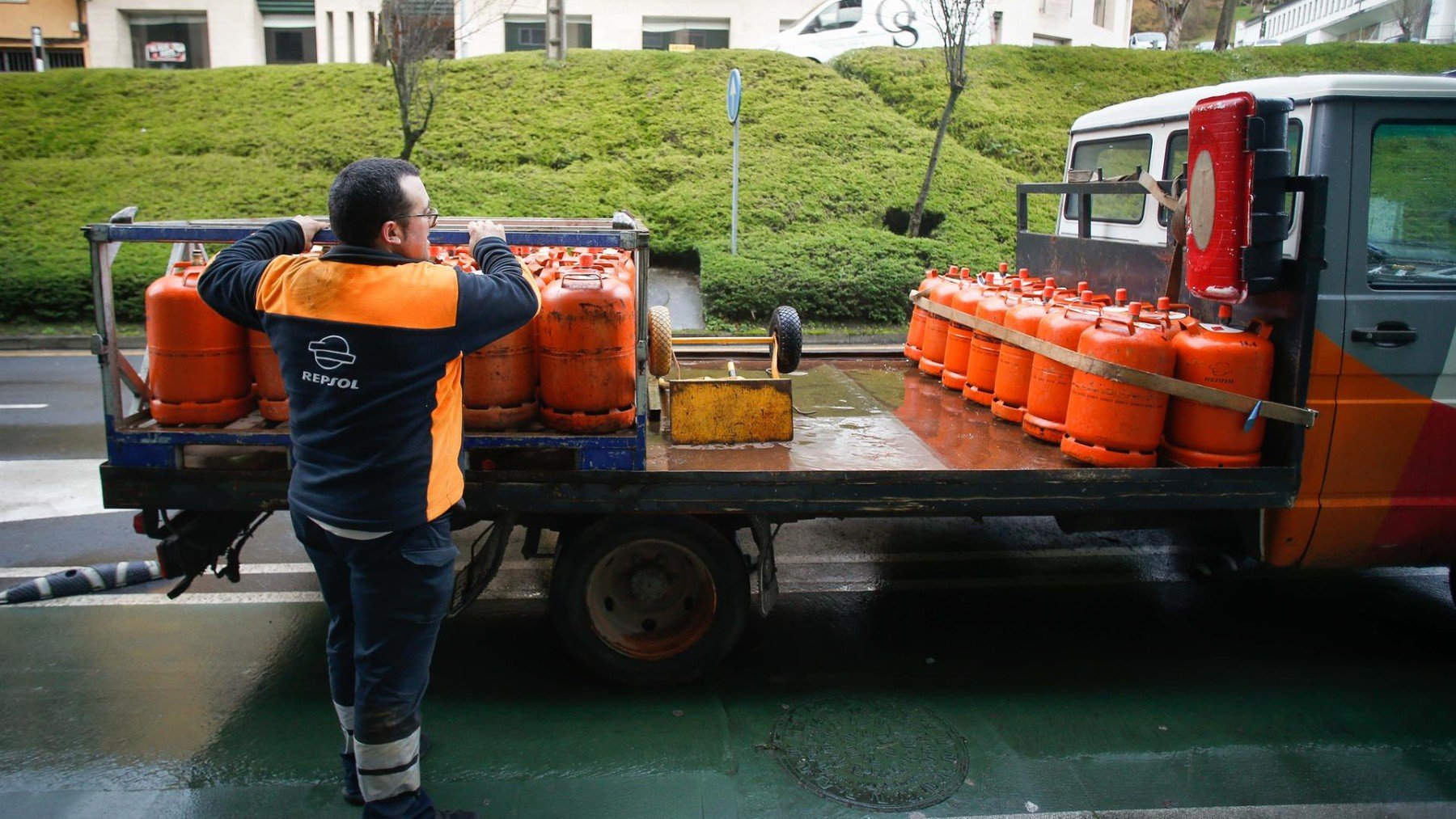 Un repartidor de bombonas de butano revisa las bombonas.