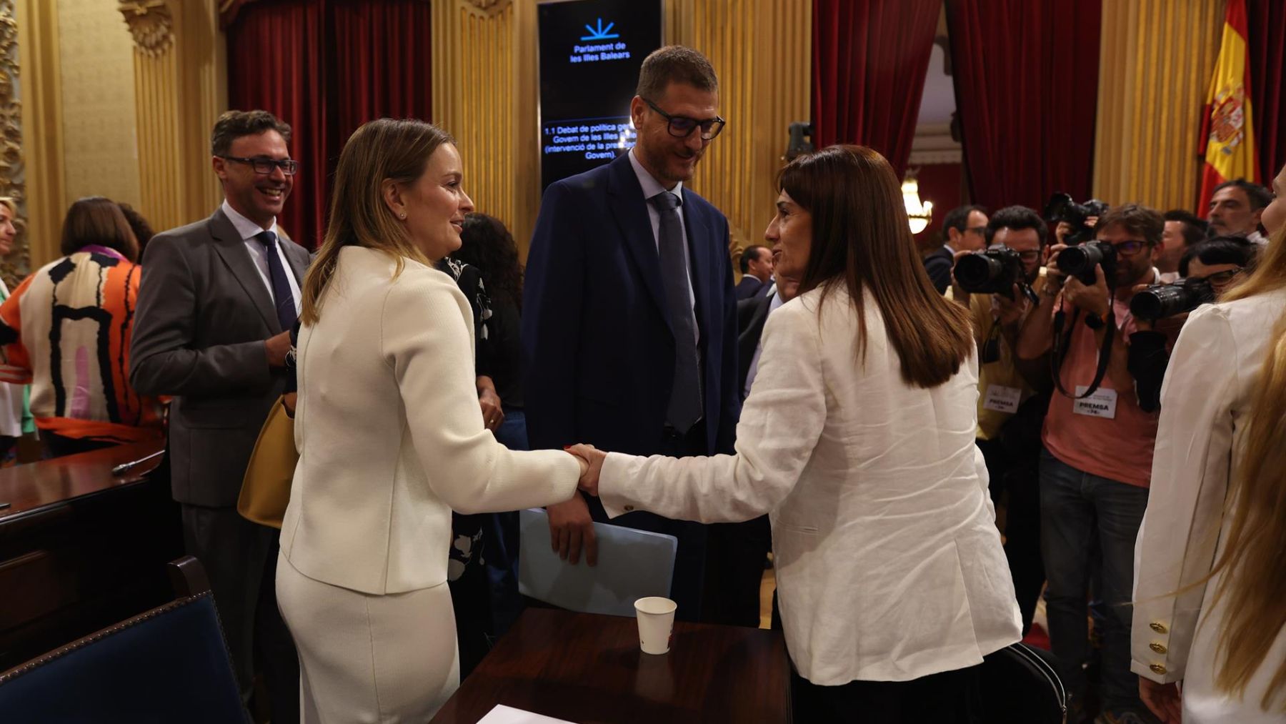 La presidenta del Govern, Marga Prohens (i), saluda a la portavoz de VOX en el Parlament balear, Manuela Cañadas (d). (Europa Press)