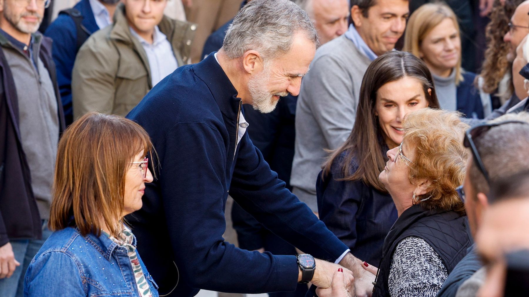 El Rey Felipe VI con el pueblo. (EFE)