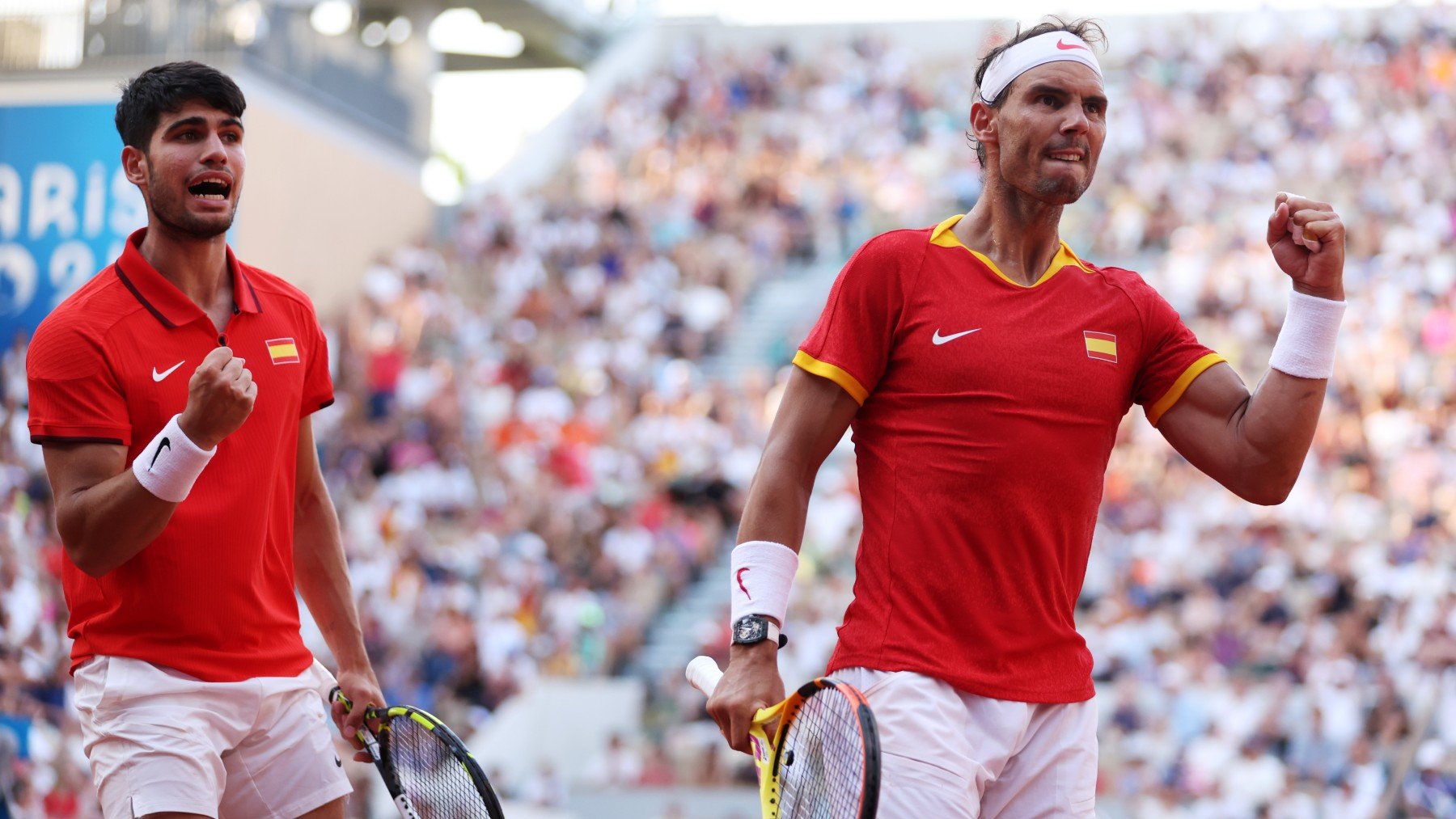 Carlos Alcaraz y Rafa Nadal, en un partido de los JJOO. (Getty)