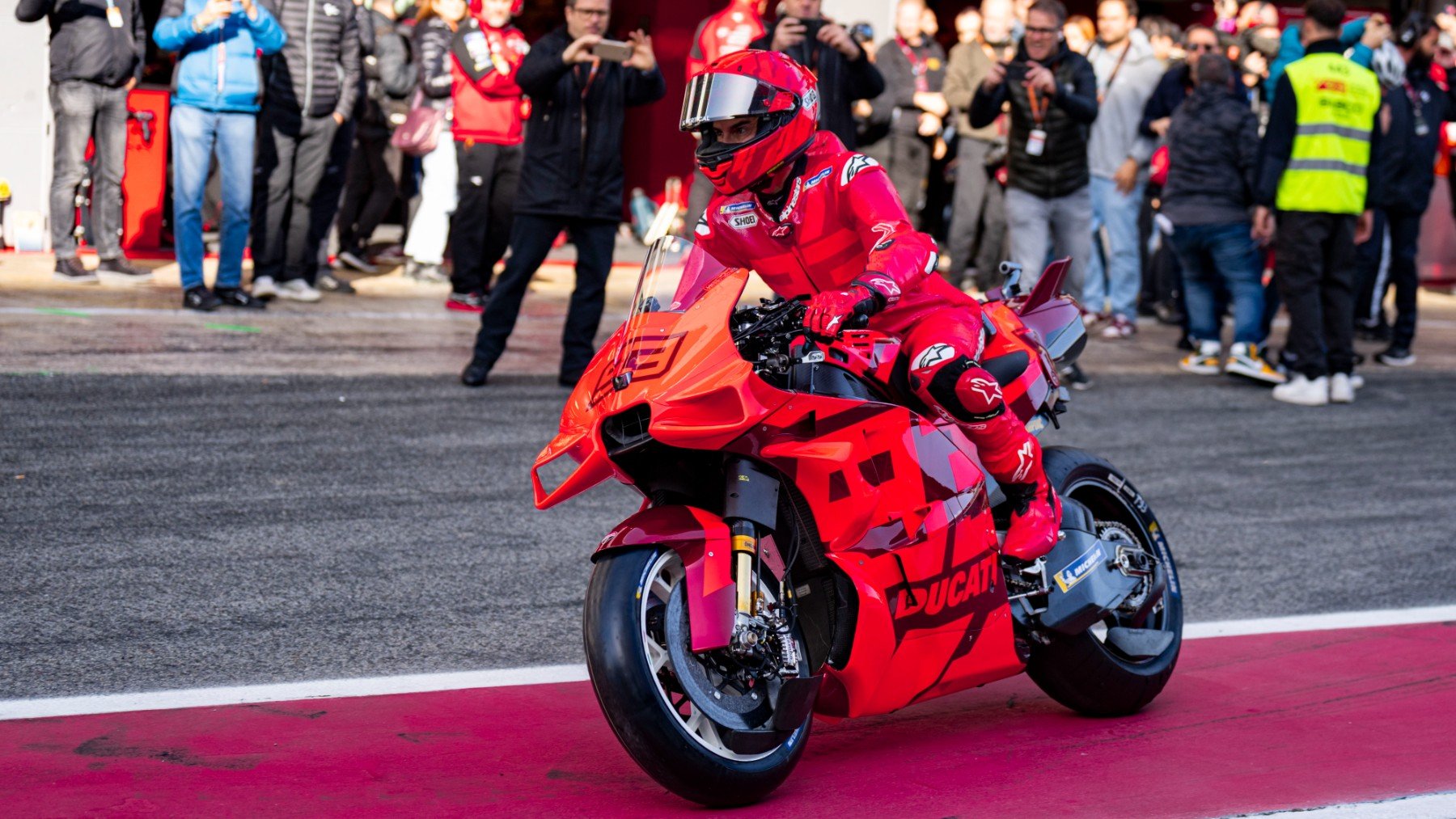 Marc Márquez en su primera salida a pista con la moto roja de Ducati. (EFE)