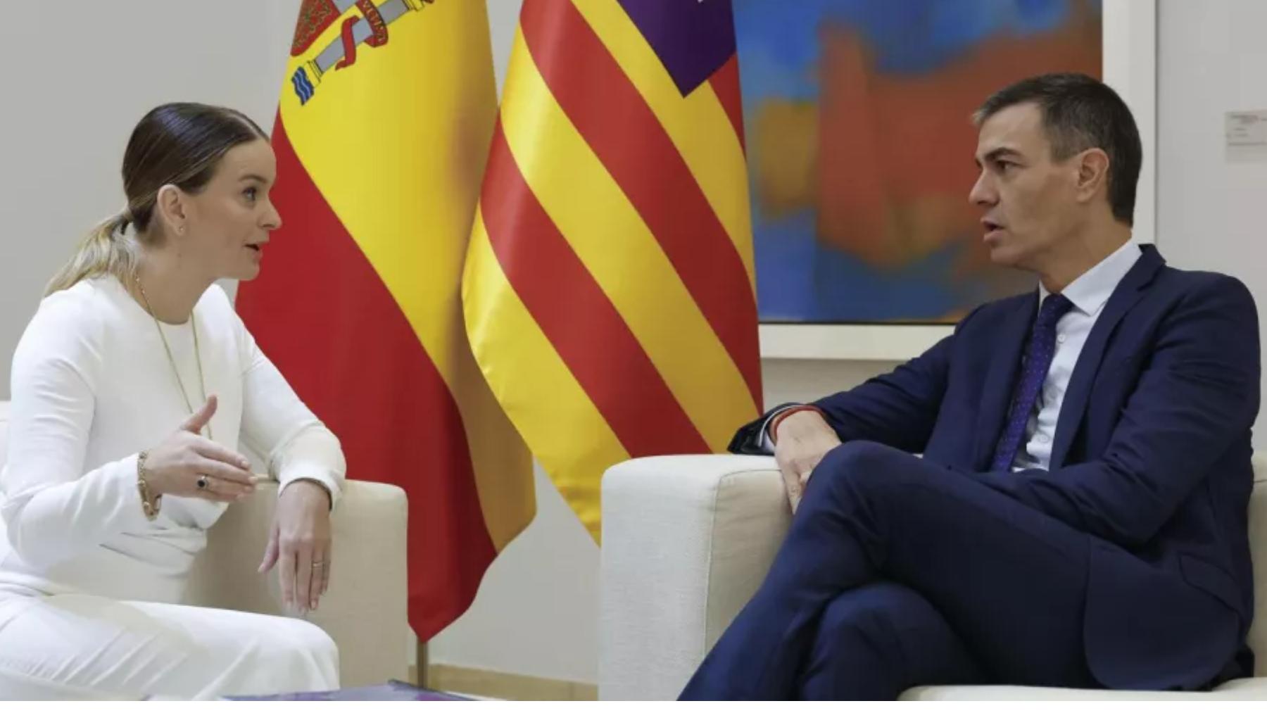 La presidenta del Govern, Marga Prohens con el presidente del Gobierno, Pedro Sánchez.